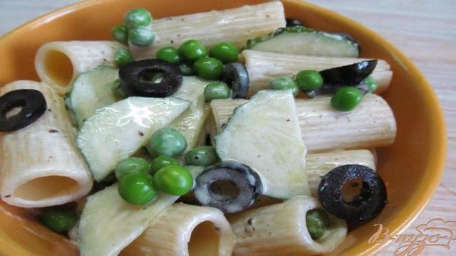 Салат из макарон с огурцом и оливками