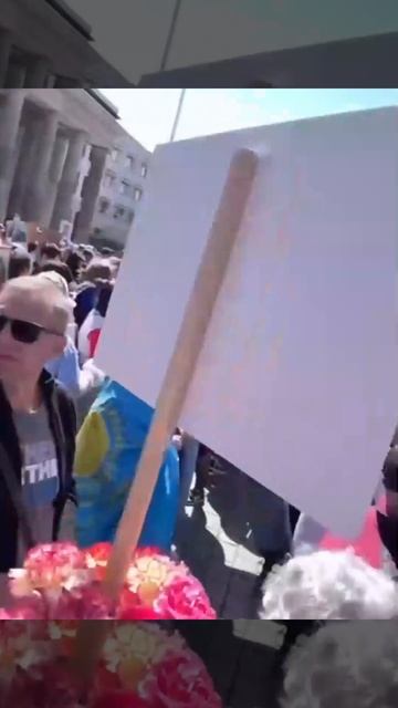 «Спасибо деду за победу! Ура!»

«Бессмертный полк» прошёл в Берлине. Шествие началось от Бранденбург