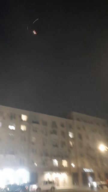 Лопасти вертолёта светятся вследствие триболюминесценции. Вертолёт патрулирует над Москвой 2025.