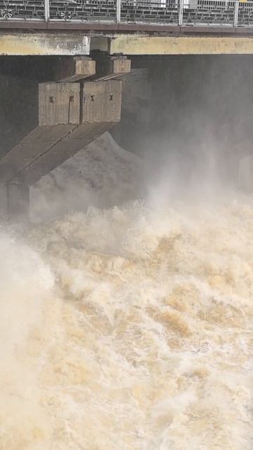 Пермская ГЭС ,сброс воды ,открыты все шлюзы !!!