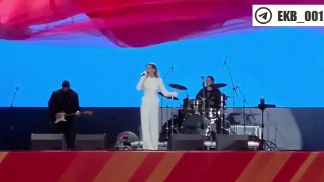 На сцену в Историческом сквере вышла Юлия Паршута
