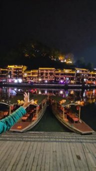 Китай: город Фэнхуан (или Китайская Венеция) в ночное время (1)