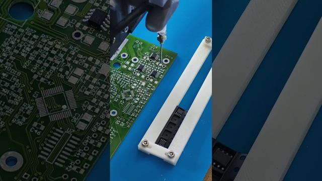 Установка микросхемы корпус SO8N манипулятором САХАРА СХ250-М