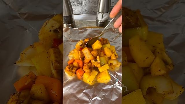 голень курицы в фольге с овощами