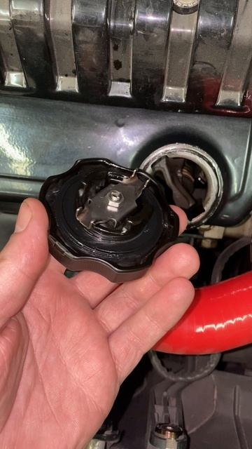 Сопливит крышка залива масла в двигатель