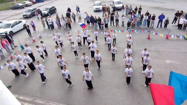 Флешмоб на попурри военных песен