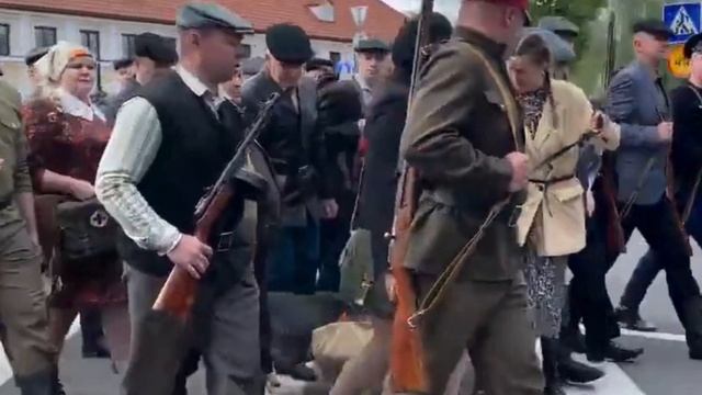 На парад в Беларуси привели козу по кличке Малышка — она не смогла маршировать и выбилась из строя.