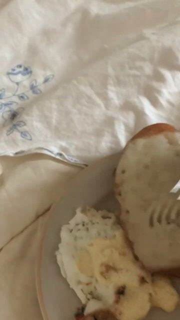 Мурка любит  есть с моей тарелки