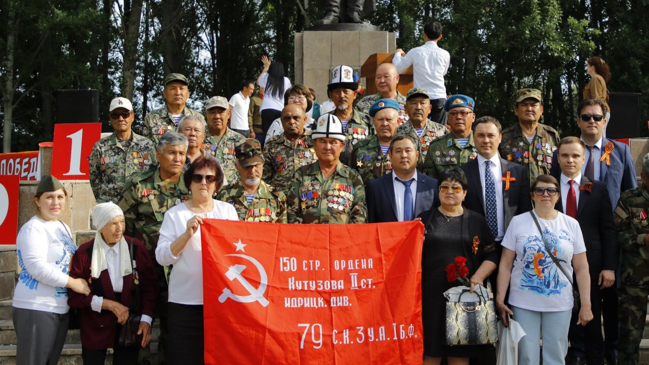 Память о героях: в селе Панфиловское возложили цветы к памятнику Панфилову