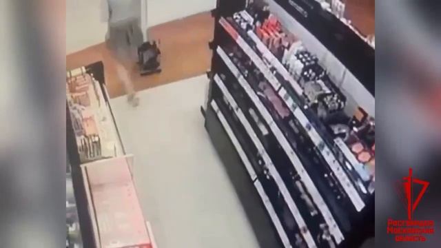 В Подмосковье покупательница пыталась вынести из магазина элитный парфюм.