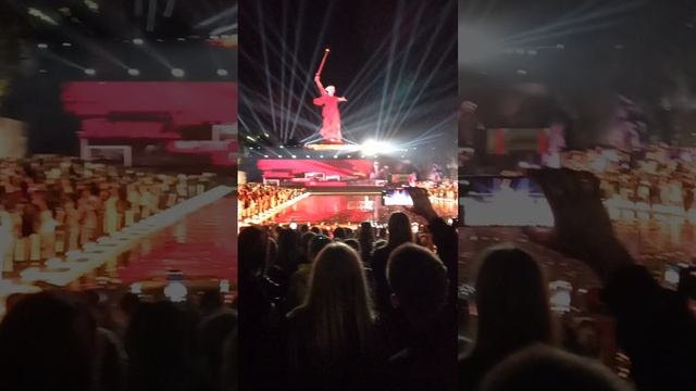 Мамаев курган "Свет Великой Победы" 2025 год. Свеча памяти на озере слёз Вечная память героям..mp4