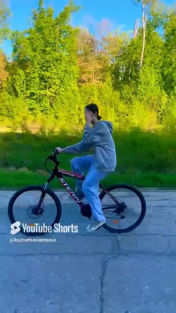 …амалет😅✈️ и выгнал мелкую на покатать🚴♀️ #шортс #shorts #велосипед #дочка #ева #лес #природа