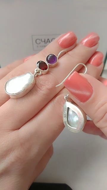 Серебряные серьги с жемчугом барокко, гранатами и аме?