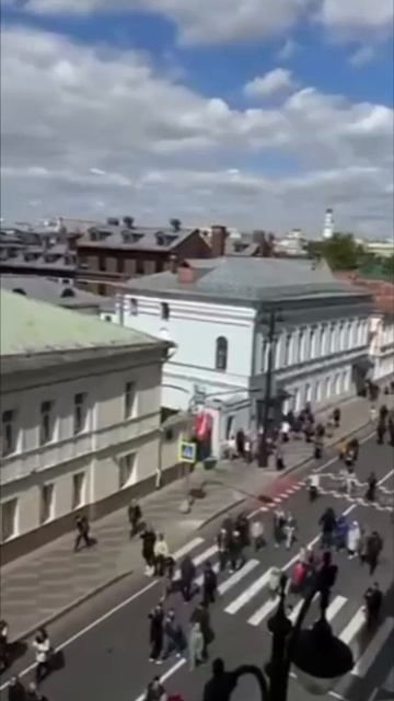 Прохожие поют Катюшу в центре Москвы