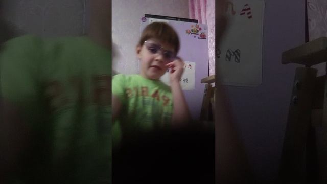 Алиса сдаёт диктант в школе