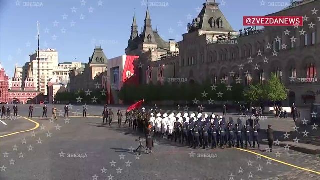 Китайские военные вышли на Красную площадь под песню Священная война, исполненную на рус
