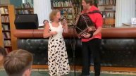 Серафима поёт песню челита Игорь шипков в библиотеке Евпатория