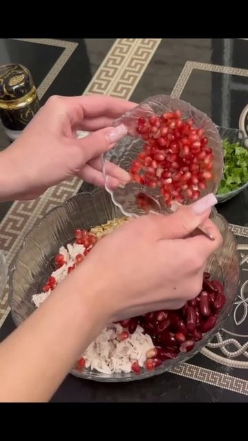 Сытный салат с куриной грудкой, фасолью и гранатом! #shor