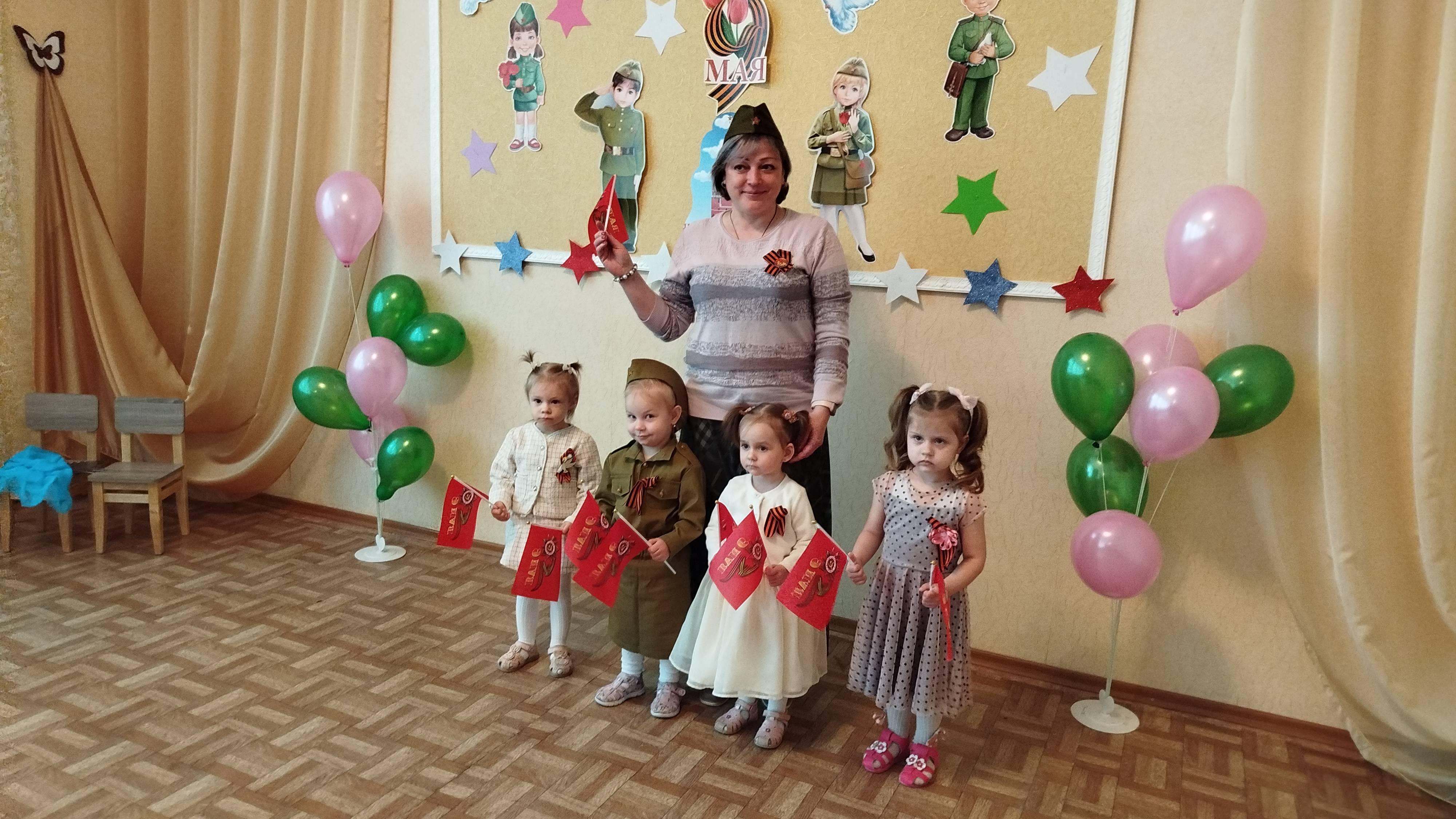 Танец с флажками. Ясельна группа