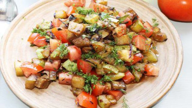 Теплый салат из кабачка, баклажанов и томатов