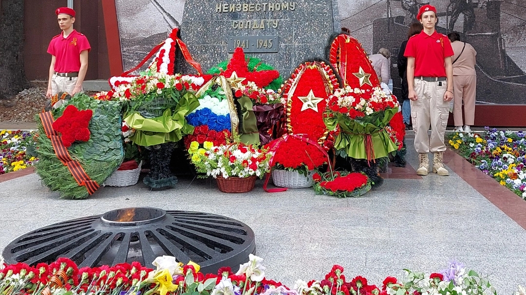КАЖДЫЙ ГОД ПРИХОДИМ С ДЕТЬМИ ВОЗЛАЖИТЬ ЦВЕТЫ, К ВЕЧНОМУ ОГНЮ,НЕИЗВЕСНОМУ СОЛДАТУ!🔥🔥🔥
