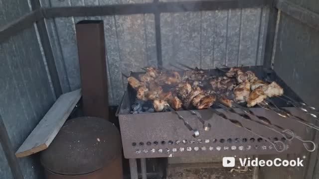 Vlog/16/ С праздником 9 Мая!/Мы на даче/ Высадили перец/ Чем заполняю лунку/ Пообедали с Людмилой..