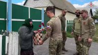 Морпехи поздравили ветеранов с 80-летием Великой Победы