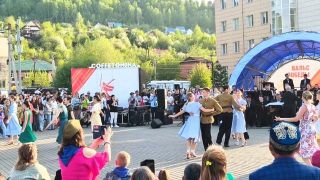 «Вальс в Сквере семьи», приуроченной к празднованию Дня Победы.