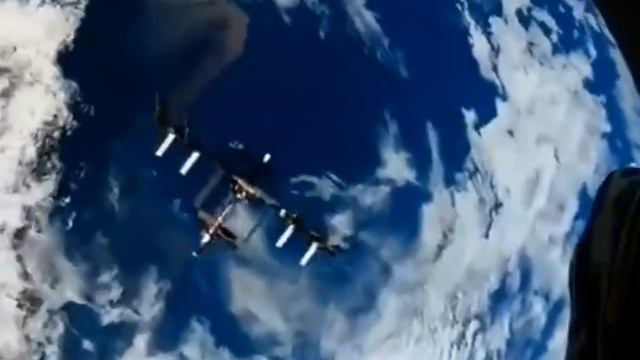 Знамя Победы на орбите: космонавты поздравили с 80-летием Великой Победы