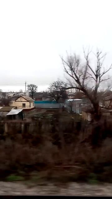 Село из окна пассажирского вагона железнодорожного п?