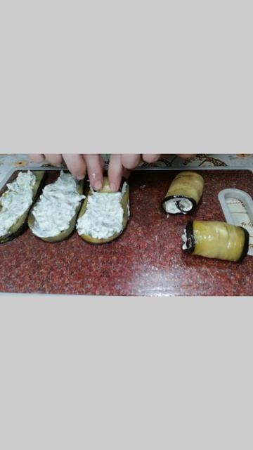 Сочные и нежные рулетики из баклажан с орехами и грана