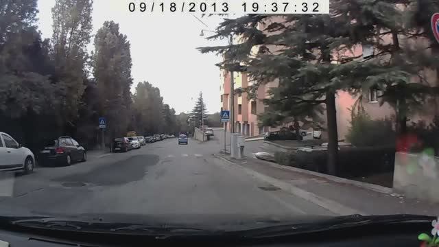 Парковка во внутреннем дворе, в городе Италии. Анкона.