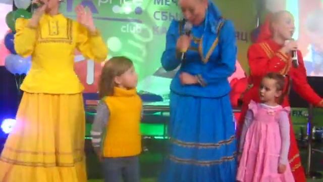 Первое выступления нашей дочке Карины на сцене перед ?