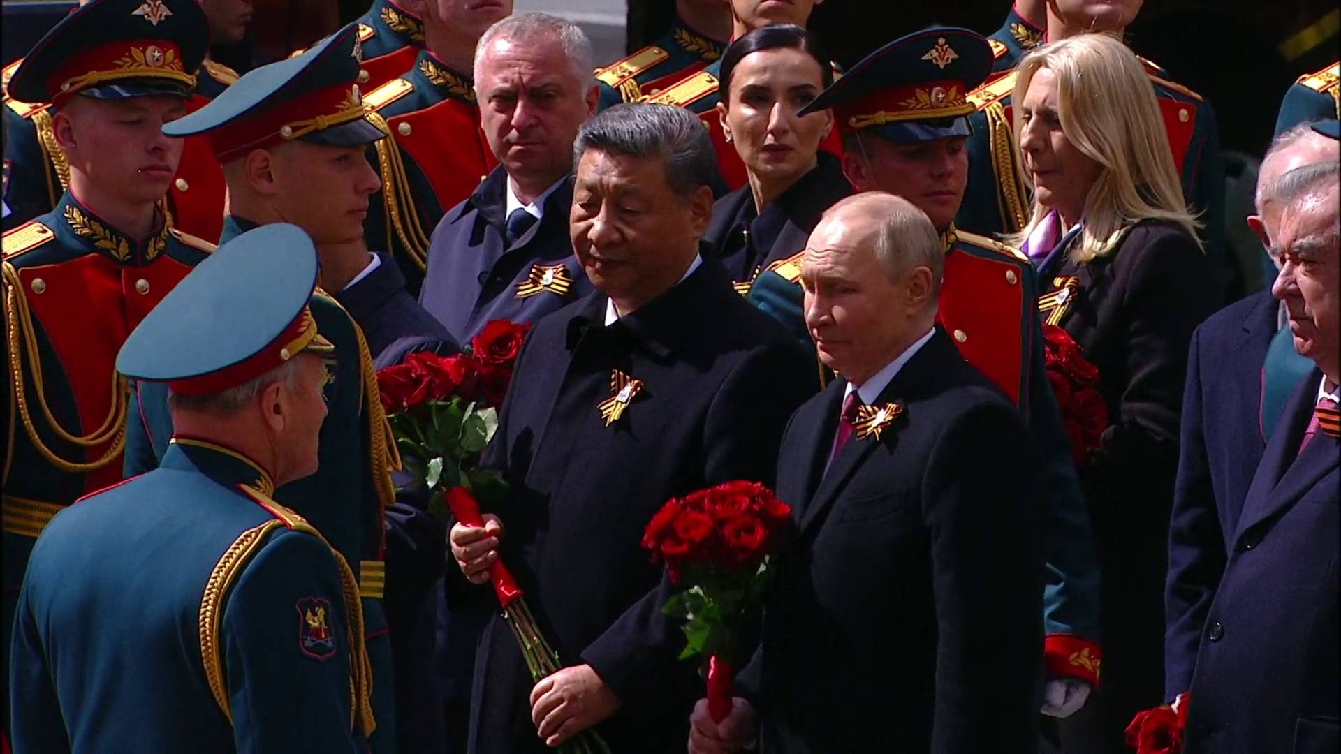 Президент России Владимир Путин и зарубежные лидеры возложили цветы к Могиле Неизвестного Солдата