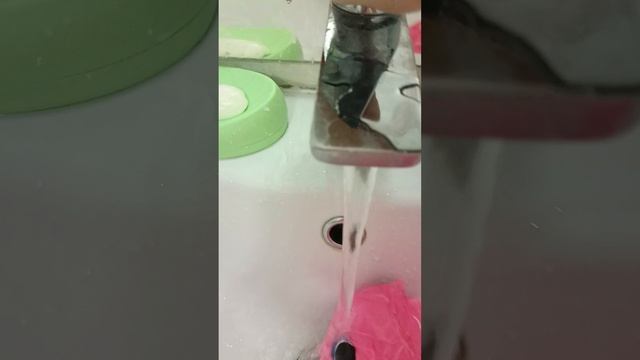 Это же игрушка потеряшка давайте её вымоем причешем и оденем. Часть первая.