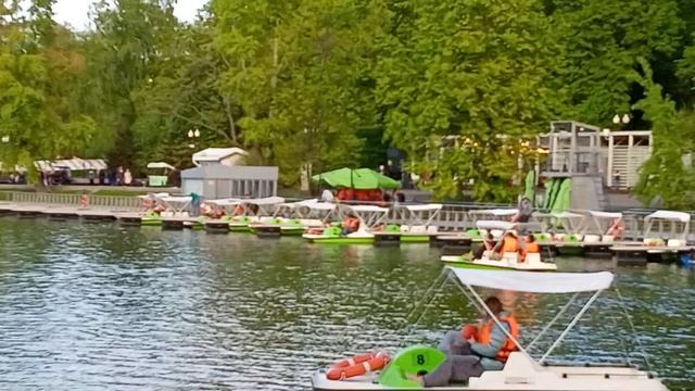 Поплавать на катамаранах одно удовольствие!Голицынский пруд Парк Горького Москва