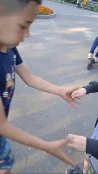 Женя уничтожает палочку, а Антон палочку держит.