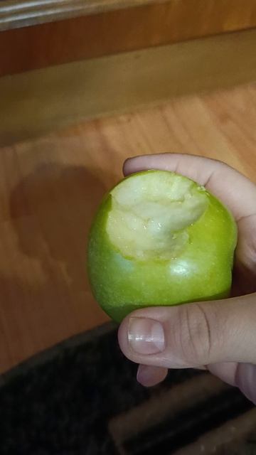 червь в яблоке