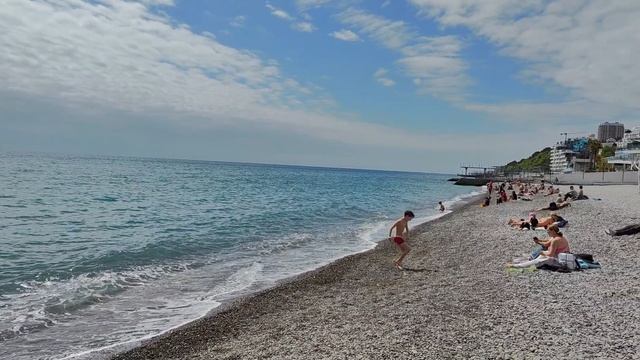 #Ялта 🌊☀ Релакс на пляже 🥰 Цены в кафе и ресторанах. Огни вечерней Ялты✨ #крым #влог #отдыхнаморе