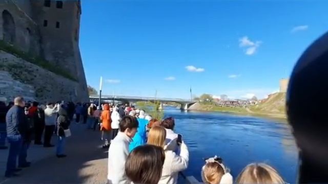 Власти Эстонии в шоке и ужасе 😱 - в Нарве публично и громко звучала советская музыка на 9 мая!!! ⭐