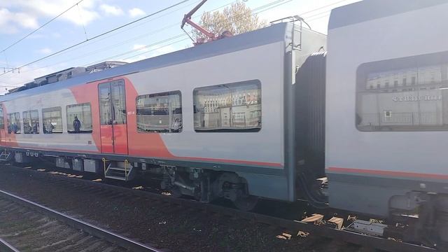 Скоростной Электропоезд Ласточка ЭС2ГП-012 До станции С.Петербург Пролетает мимо Ленинский Проспект