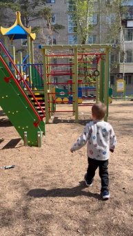 Володя на детской площадке. Володе 3,9 года.