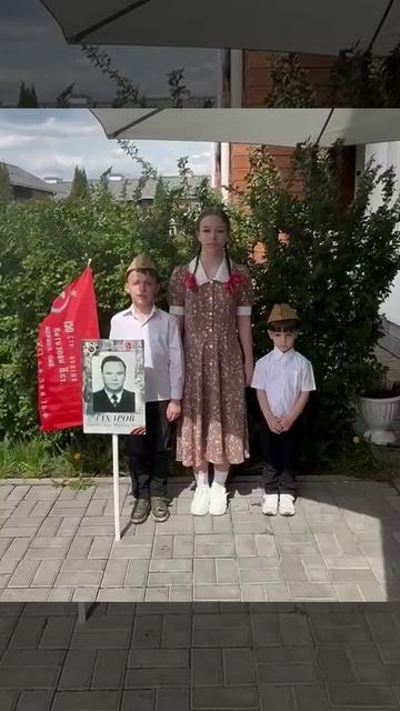 Миша Л. с братом и сестрой. М. Владимов Еще тогда нас не было на свете