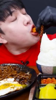 МУКБАНГ: КОРЕЙСКАЯ ЧЕРНАЯ ЛАПША И РИС