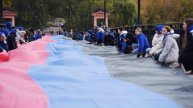 200-метровый флаг развернули в центре Донецка накануне Дня республики