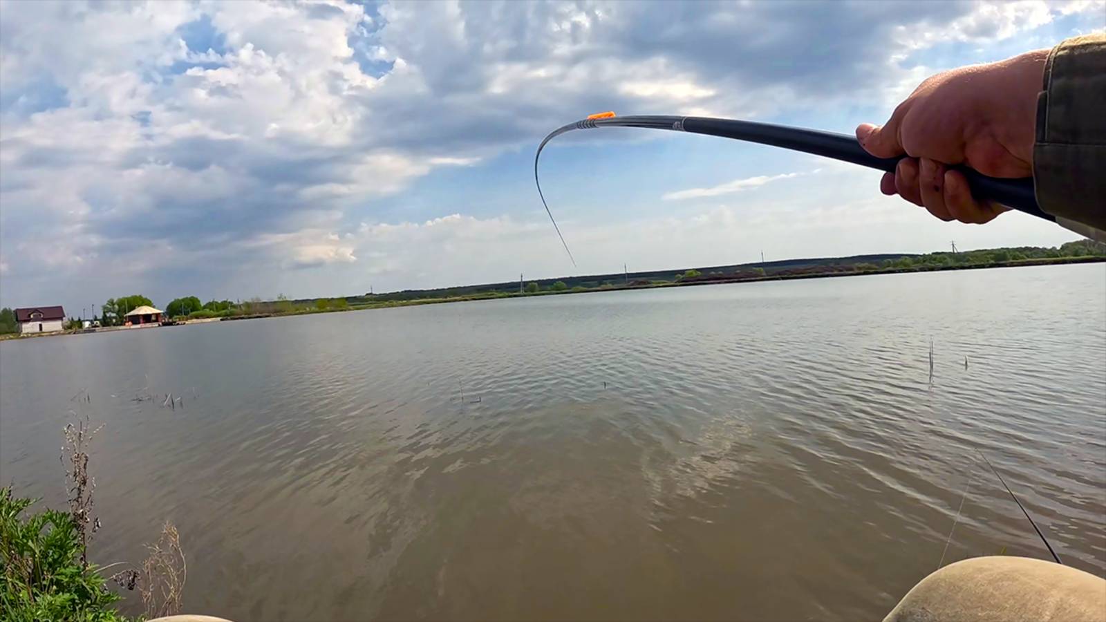 Я В ШОКЕ! ЭТИ ПАРОВОЗЫ УТАСКИВАЮТ В КАМЫШ! РЫБАЛКА НА ПОПЛАВОК В МАЕ | Рыбалка на карася 2025