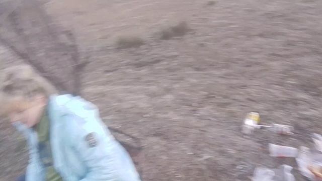 Вытягиваю с озера огромного карася.Удачная рыбалка на удочку на червя в Бишкеке в Кыргызстане