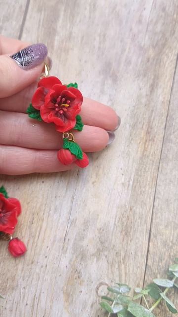 серьги с цветами и бутонами из полимерной глины