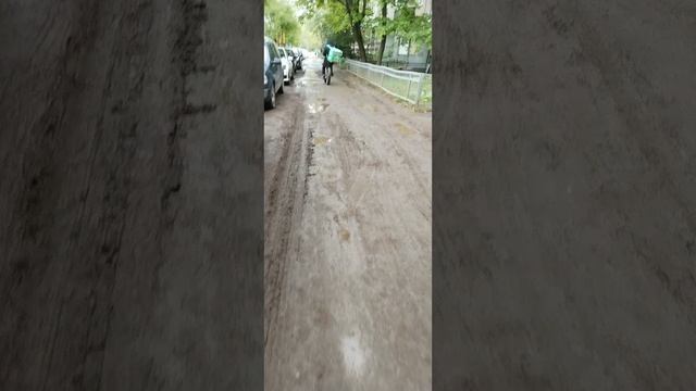 Ремонтировали,  да не выремонтировали. В Казани убитые тротуары прямо рядом с парком Победы. Позор😡