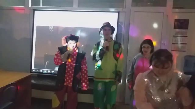 эстрадно театральная группа Три Товарища с песней Крошка Моя